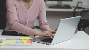 Bilgisayarda Çalışan Kadın