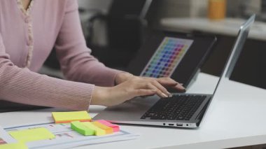 Ofiste grafik tablet kullanan genç iş kadını