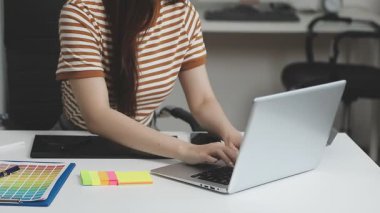 ev ofisinde çalışan genç kadın.