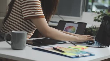 Modern çatı katında dizüstü bilgisayarda çalışan bir kadın.