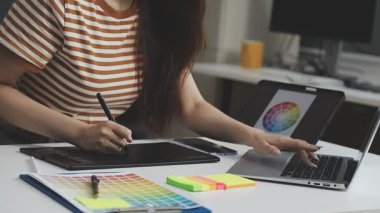 Tasarımcısı Grafik Tablet kullanarak