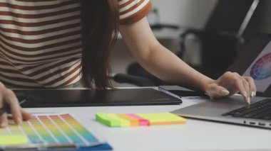 Dizüstü bilgisayarla çalışan kadın tasarımcı