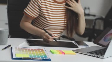 Evde dizüstü bilgisayarda çalışan kadın tasarımcı.