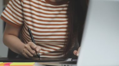 Dizüstü bilgisayarını tutan kadına yaklaş.