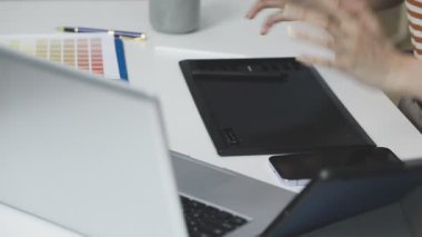 Dizüstü bilgisayarla çalışan iş kadını