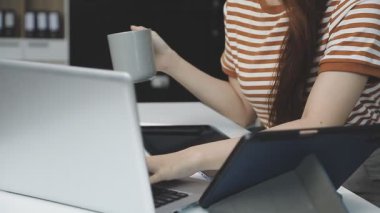 Dizüstü bilgisayarda çalışan kadın