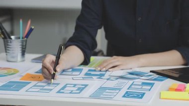 Dijital tablet ile çalışan tasarımcı