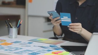 Bilgisayarı ve hesap makinesi olan bir kadın.