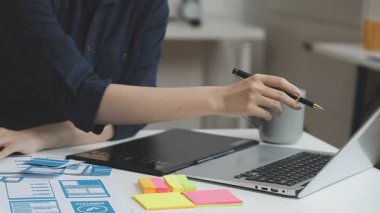 Dijital arayüz kullanan tasarımcı