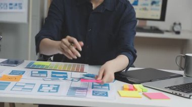 Genç bayan tasarımcı ofiste çalışıyor.