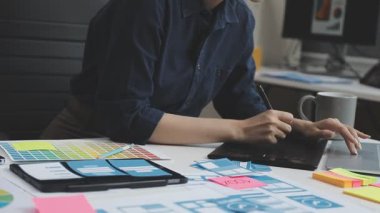 grafik tablet ve bilgisayarla çalışan yaratıcı tasarımcı