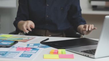 Bilgisayar üzerinde çalışan genç tasarımcı kadın tasarımcı.