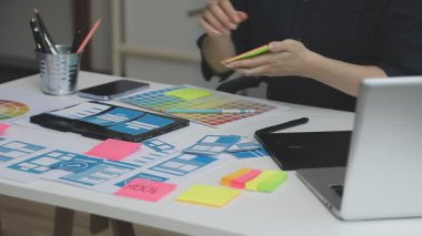 Ofiste kadın tasarımcı