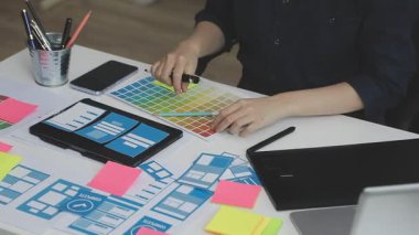 Grafiklerde çalışan tasarımcı