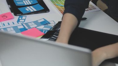 Tabletle çalışan genç yaratıcı tasarımcı