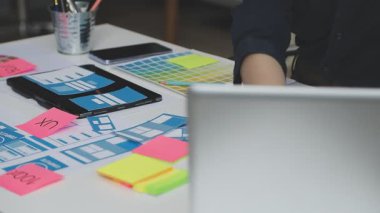 Genç iş adamı ofiste.