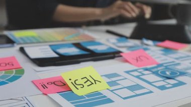 grafik tabletle ofiste çalışan yaratıcı tasarımcı