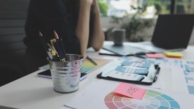 Tasarımcı ofiste bir tablet bilgisayar üzerinde çalışıyor