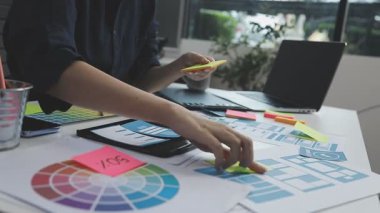 grafik tabletle çalışan genç tasarımcı