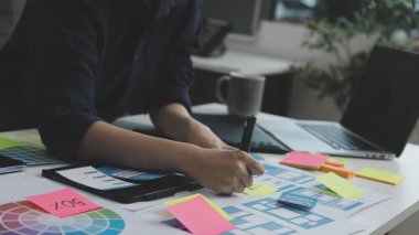 Masada çalışan tasarımcı
