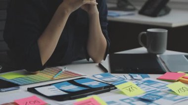 İş kadını bir dizüstü bilgisayar ve yapışkan bir notla çalışıyor.