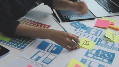 Grafik tabletli genç tasarımcı kadın.