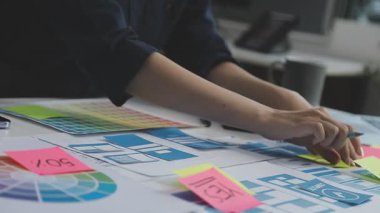 Dizüstü bilgisayarda çalışan iş adamları