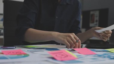 Tasarımcı bir proje üzerinde çalışıyor. Ofiste çalışan yaratıcı tasarımcı