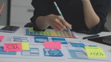 Ofisteki tablette grafiklerle çalışan tasarımcı