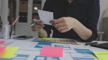 Ofiste dijital tabletle çalışan iş kadını tasarımcısı.