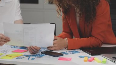 İş adamları iş yerinde iş stratejisi planını tartışıyor