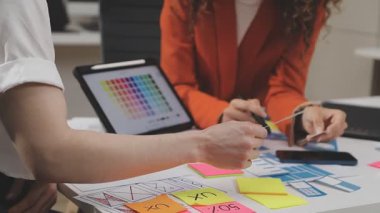 dijital tablet üzerinde çalışan yaratıcı grafik tasarımı