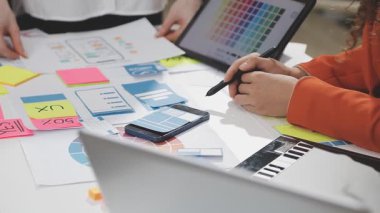 tablet üzerinde çalışan ve dijital tablet kullanan kadın tasarımcı