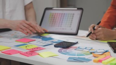 Genç tasarımcı ofiste renk örnekleriyle çalışıyor