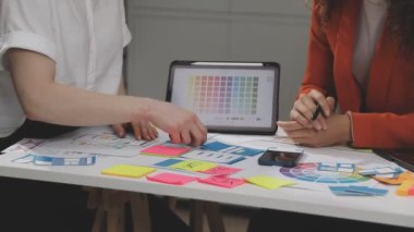 bir proje üzerinde çalışan yaratıcı tasarımcı