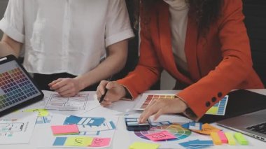 Genç bayan tasarımcı yeni projeyi tartışıyor