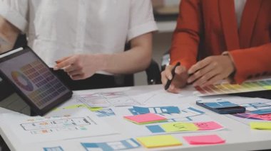 yeni başlatılan proje ile çalışan yaratıcı iş ekibi.