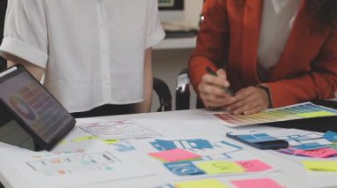 İş kadını ofiste dizüstü bilgisayarla çalışıyor.