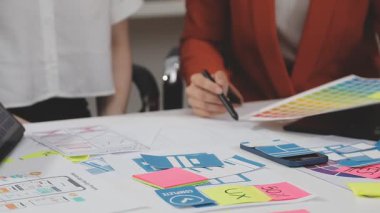 yaratıcı tasarım ekibi yeni proje üzerinde çalışıyor ve grafik tasarımcısıyla çizim yapıyor