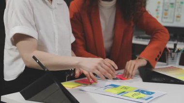 bir dizüstü bilgisayar ile çalışan genç kadın