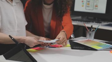 Renkli tabletle çalışan iki kadın tasarımcı