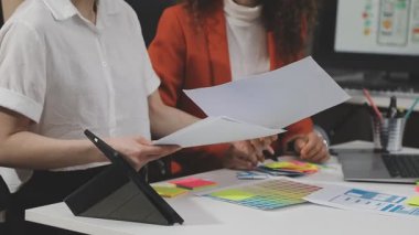 Tabletle çalışan genç bir kadın.