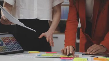 İş adamları modern ofiste yeni planı tartışıyor