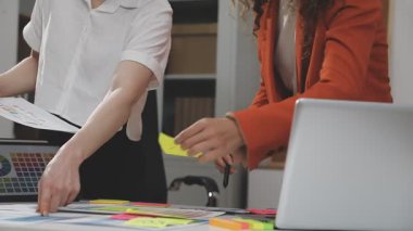 Dizüstü bilgisayarda çalışan iş adamları