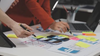 Dizüstü bilgisayarda çalışan kadın