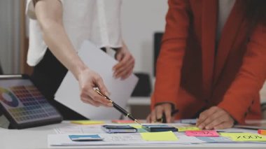 yeni projeyle çalışan yaratıcı tasarımcı