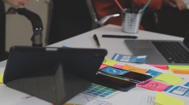 iş yerinde dizüstü bilgisayar ve tabletle çalışan yaratıcı tasarımcı.