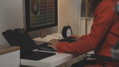 Dizüstü bilgisayarda çalışan iş kadını