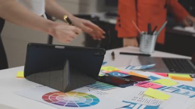 Dizüstü bilgisayarla çalışan tasarımcı