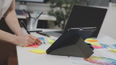 Tablet bilgisayarla çalışan genç yaratıcı tasarımcı